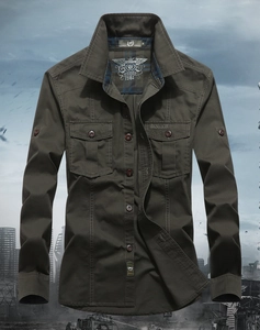 Dettagli della camicia cargo in cotone verde militare con tasche sul petto e ricami
