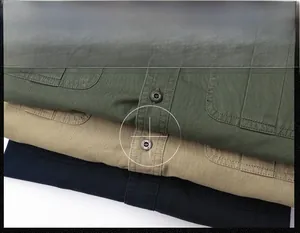 Vue détaillée de la texture du coton sergé épais sur des chemises cargo avec poches à rabat