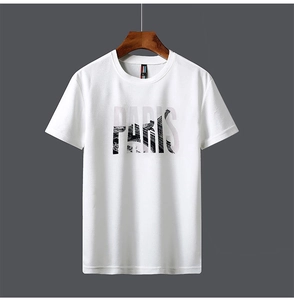 Détail d'un t-shirt blanc en coton avec imprimé Tour Eiffel Paris sur la poitrine