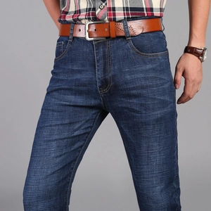 Jeans blu scuro da uomo a gamba dritta con lavaggio e cintura in pelle marrone