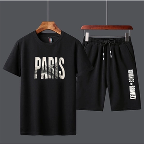 Détail de l'ensemble de sport noir avec t-shirt imprimé PARIS et short à cordon