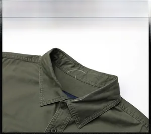 Gros plan du col de chemise en coton vert olive avec coutures soignées et étiquette tissée