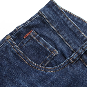 Dettaglio tasca anteriore di jeans dritti blu scuro con cuciture di alta qualità