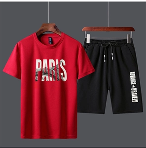 Détail de l'ensemble sport avec t-shirt Paris rouge et short noir à cordon coulissant