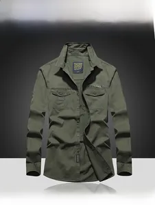 Gros plan d'une chemise de travail vert armée avec deux poches et broderie OFF-ROAD