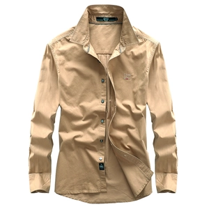Chemise cargo homme kaki à manches longues avec broderie Free Spirit sur fond blanc