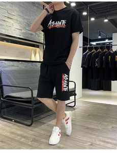 Ανδρικό καλοκαιρινό σετ με μαύρο t-shirt και σορτς που φέρει το τύπωμα AGAINTS σε λευκό