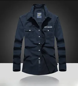 Détail d'une chemise en coton bleu marine avec deux poches poitrine et imprimé OFF-ROAD