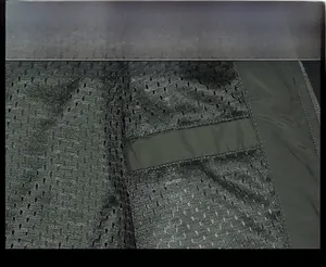 Detailansicht des atmungsaktiven Netzfutters und der Innentasche der Herrenjacke