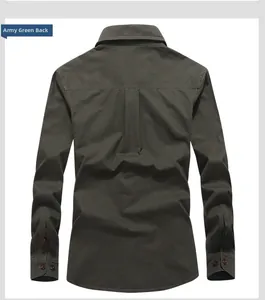 Vista posteriore della camicia militare verde esercito in cotone con piega a scatola