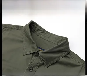 Détail du col pointu et des coutures soignées sur une chemise en coton vert militaire