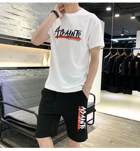Λεπτομέρεια από λευκό βαμβακερό T-shirt με λογότυπο AGAINTS και ασορτί μαύρο σορτς