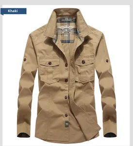 Dettaglio della camicia tattica in cotone kaki con tasche sul petto e fodera a quadri