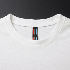 Gros plan sur t-shirt sport blanc avec texture respirante en nid d'abeille et col rond