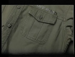 Détail d'une chemise cargo en coton vert armée avec poche boutonnée et imprimé poitrine