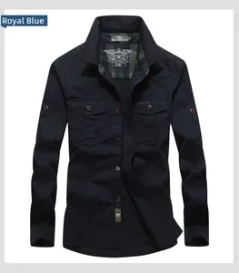 Dettaglio della camicia militare blu reale con tasche sul petto e fodera a quadretti verdi