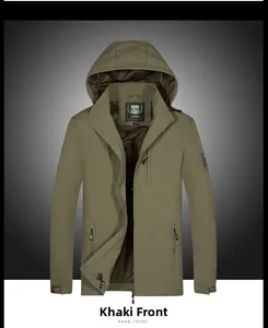 Details der khakifarbenen Outdoor-Kapuzenjacke mit Reißverschlusstaschen und Klettbündchen