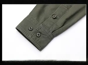 Detail du poignet d'une chemise en coton vert armee avec deux boutons gris fonce