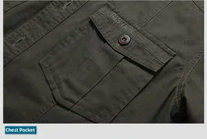 Dettaglio della tasca a patta con ricamo FASHION su una camicia militare in cotone verde