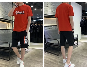Μπροστινή και πίσω όψη κόκκινου T-shirt με στρογγυλή λαιμόκοψη και μαύρο σορτς