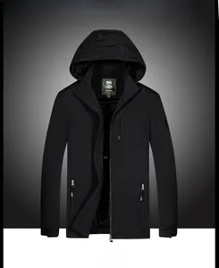 Detailansicht der schwarzen Kapuzen-Windjacke mit Reißverschlusstaschen und Bündchen