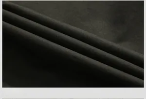Dettaglio macro del tessuto di cotone nero ad alta densità con cuciture precise e uniformi