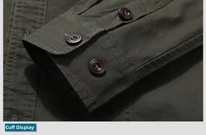Dettaglio del polsino della camicia verde militare con bottoni classici e tripla cucitura