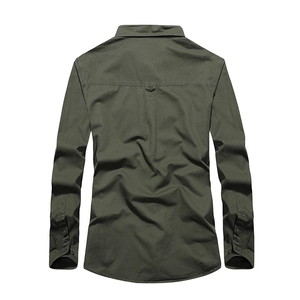 Veste chemise en coton vert olive pour homme, vue de dos avec coutures renforcées et empiècement
