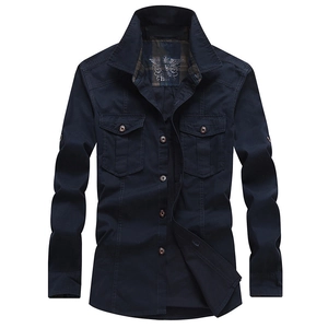 Camicia da uomo blu navy a maniche lunghe in stile militare con doppie tasche sul petto