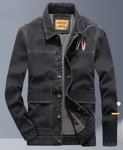 Détail de la veste en jean grise avec doublure polaire chaude et broderie plume rouge