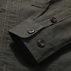 Camicia da uomo a maniche lunghe verde oliva in cotone twill con polsini abbottonati