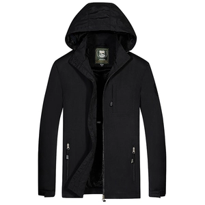 Herren Windjacke in Schwarz mit Kapuze, Reißverschlusstaschen und Fleece-Futter