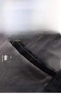 Vue macro du tissu en denim gris foncé avec tissage sergé et texture infroissable