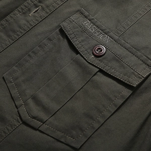 Camicia da uomo verde oliva in cotone con tasca cargo e dettaglio ricamato fashion