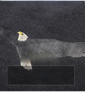 Détail de l'écusson d'aigle brodé sur un tissu en denim noir haute densité pour hommes