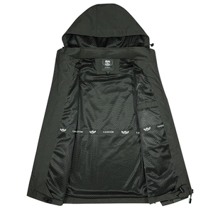 Herren Outdoorjacke in Olivgrün mit Kapuze und atmungsaktivem schwarzem Netzinnenfutter