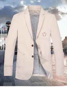 Detail eines beigen Freizeit-Blazers mit Marine-Anker-Stickerei und gestreiftem Futter