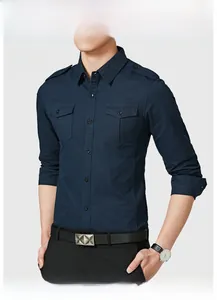 Détail de la chemise ajustée bleu marine pour homme avec épaulettes et poches poitrine