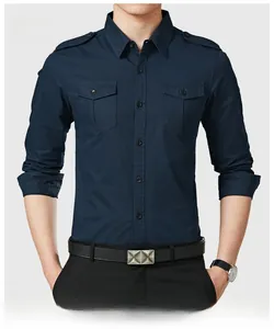 Détail d'une chemise bleu marine ajustée avec pattes d'épaule et poches de poitrine doubles