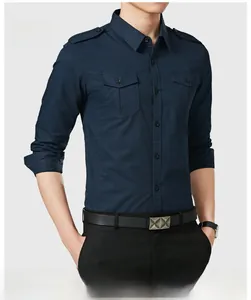 Détail de chemise militaire en coton bleu marine avec épaulettes et poches de poitrine