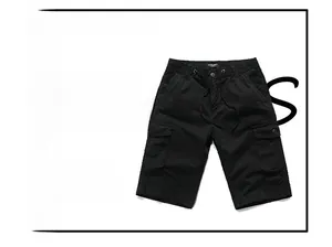 Détail du short cargo en coton noir avec taille élastique à cordon et poches latérales