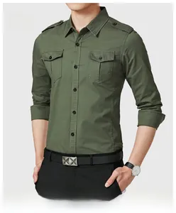Détail d'une chemise militaire ajustée vert armée avec épaulettes et poches poitrine