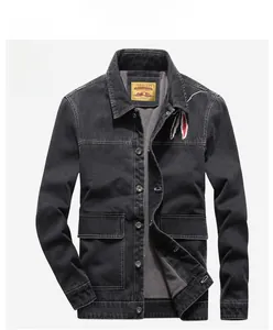Détail d'une veste en jean noire avec broderie plume et poches à rabat boutonné