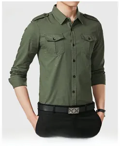 Détail d'une chemise pour homme coupe ajustée vert armée avec doubles poches de poitrine