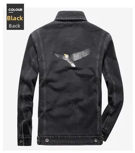Vue détaillée du dos d'une veste en jean noire pour homme avec broderie d'aigle