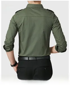 Vue arrière d'une chemise homme vert armée à manches longues avec épaulettes et coupe slim