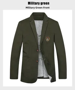 Detail eines armee-grünen Baumwoll-Blazers mit Reverskragen und Brusttasche mit Abzeichen