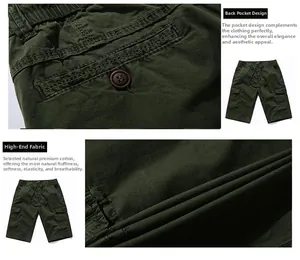 Vue détaillée du short cargo en coton avec poche arrière boutonnée et texture du tissu