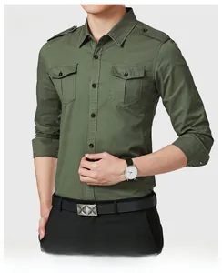 Détail d'une chemise militaire ajustée pour hommes, vert armée avec pattes d'épaule