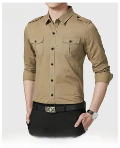 Détail d'une chemise kaki pour homme avec épaulettes et doubles poches de poitrine